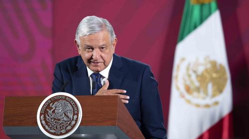 AMLO cambia de discurso y pide a mexicanos "quedarse en casa"