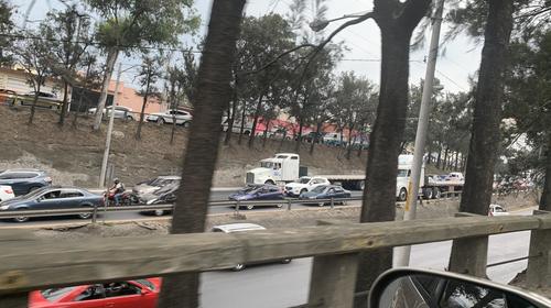 Tr&aacute;fico complicado a minutos del toque de queda en Guatemala