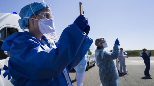 Enfermera ayuda a hija para despedirse de su madre con coronavirus 