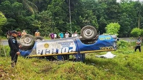 Patrulla de la PNC volcó cuando trasladaba un cadáver al Inacif