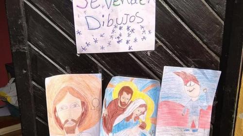 Niño vende dibujos para ayudar a su madre con cáncer y sin empleo