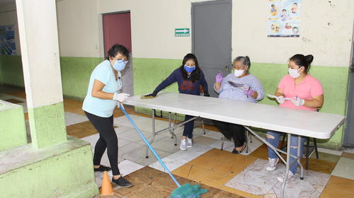 Padres de familia reciben guías de estudio y bolsa de alimentos 
