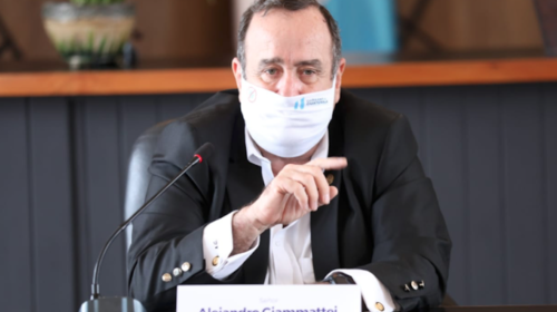 Giammattei entregó protocolo para el reinicio del fútbol nacional