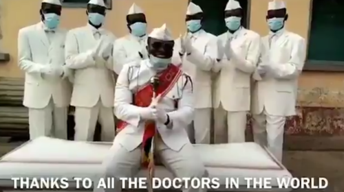 Los cargadores de ataúd mandan mensaje de apoyo a los médicos