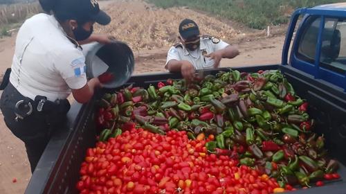 Polic&iacute;as recolectan verduras para familias de escasos recursos