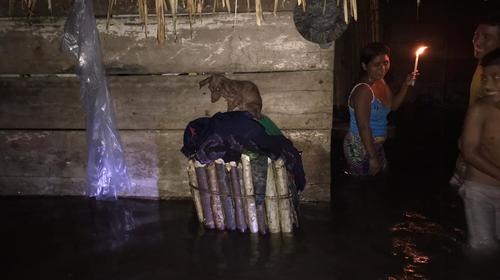 Inundaciones dañan viviendas y un puente en Livingston