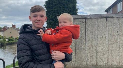 Adolescente rescata a bebé que cayó al agua en Inglaterra