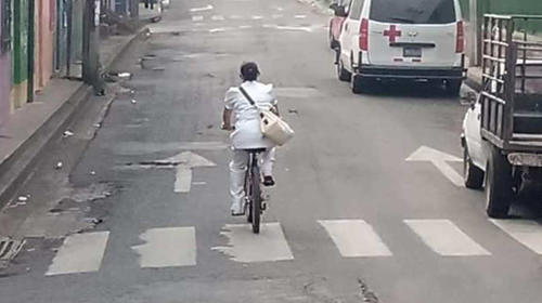 Enfermera vence la falta de transporte para llegar a su trabajo