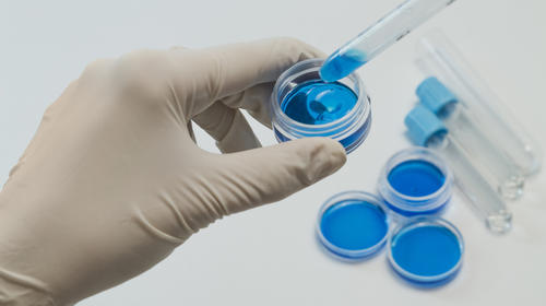 Farmacéutico en India muere al probar supuesta cura contra Covid