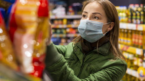 Trabajadora de supermercado espera resultado de prueba de Covid19