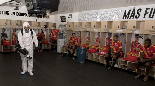 Costa Rica retoma el fútbol, abre parques y playas