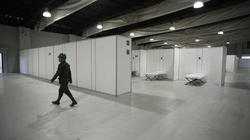 Médicos de hospital temporal, sin equipo ni contratos laborales