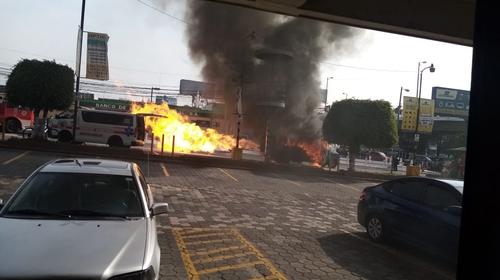 Captan en video vehículo que se incendió en San Cristóbal