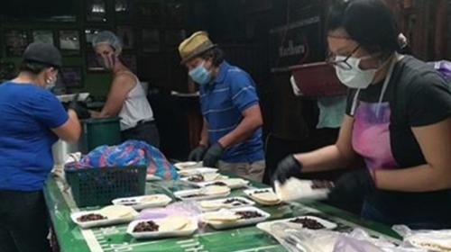 Iniciativa brinda alimentos a banderas blancas en Xela