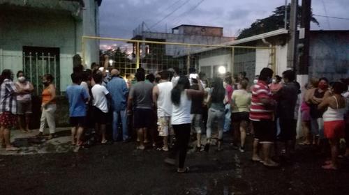 Vecinos intimidan a madre e hija en cuarentena por Covid-19