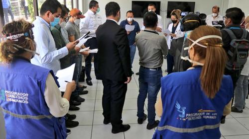 Médicos piden agilizar pruebas de Covid y exigen una disculpa