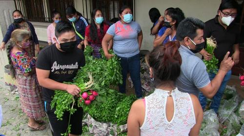 Alcalde compra hortalizas a productores locales y las reparte