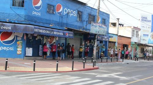 Largas filas en tiendas de Guatemala, Mixco y Villa Nueva