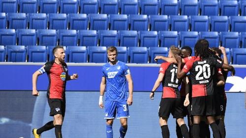 Jugador de la Bundesliga rompe protocolos y besa a su compa&ntilde;ero