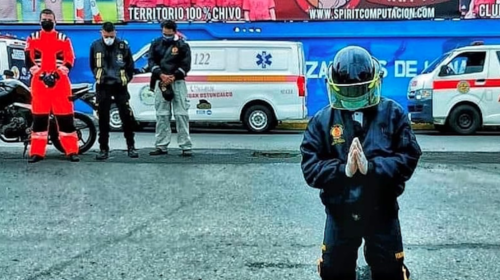 Emotivo homenaje de bomberos a colegas que están en cuarentena