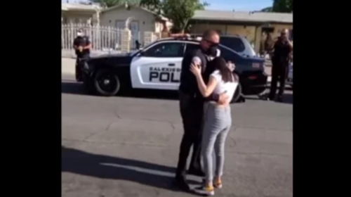 En plena calle, policía baila el vals con su hija de quinceaños