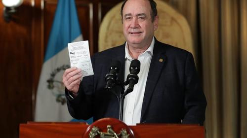 Bono Familia: Giammattei pide tener cuidado con estafadores