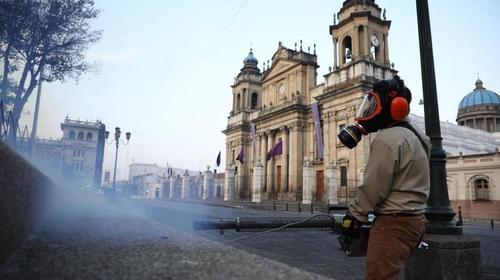Covid-19: rociar las calles con desinfectante es poco efectivo