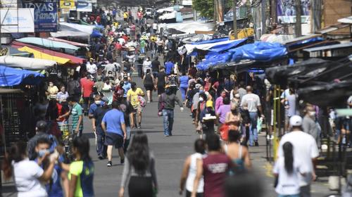 Guatemaltecos abarrotan mercados y supermercados este lunes
