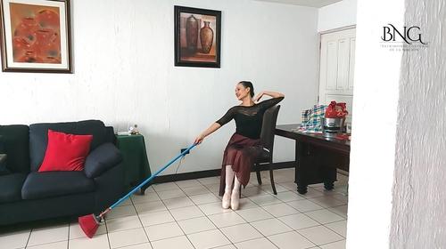 Bailarina cambia el escenario por la sala de su casa