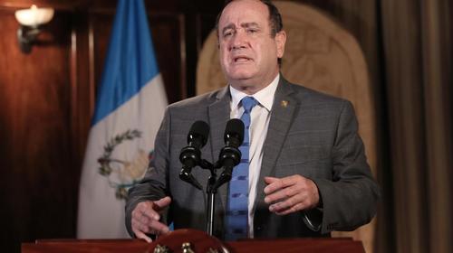 Giammattei desmiente que cerrará el país durante una semana