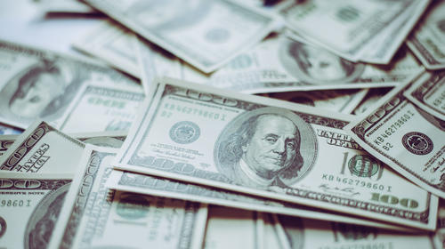 Familia encuentra dinero en bolsas tiradas en carretera de EE.UU.