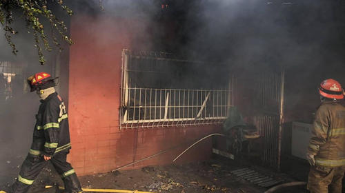 Mujer fallece al tratar de salvar a sus mascotas de un incendio