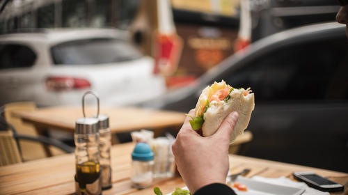 Restaurante de comida rápida reporta un caso de Covid-19