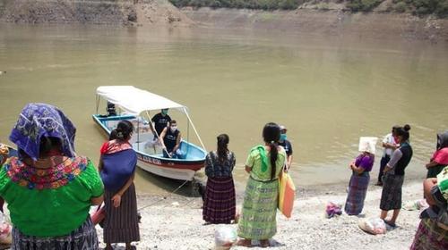 Futbolista lleva víveres a comunidades de su natal Verapaz