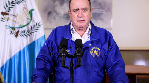 Giammattei asegura que hospitales tienen insumos para tres meses