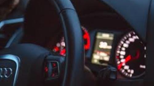 Conductor intenta atropellar a manifestante en Denver