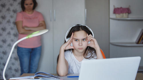 Mineduc aconseja a colegios no sobrecargar a los estudiantes