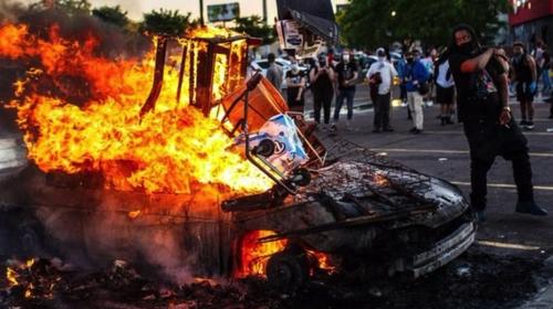 Policía ataca a periodistas y manifestantes en Minneapolis 