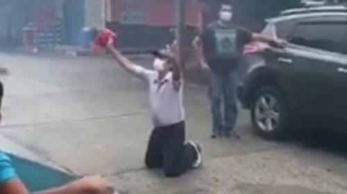 Hombre supera el Covid-19 y se arrodilla en calles de Gualán