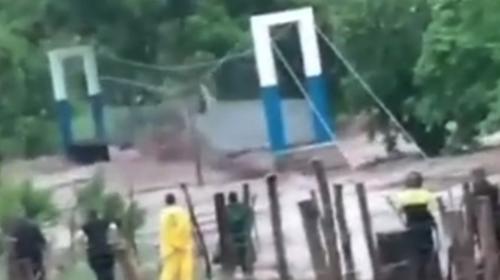 Puente colapsa ante la mirada atónita de los pobladores