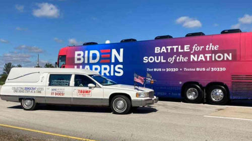 Video: Seguidores de Donald Trump emboscan y chocan bus de Biden