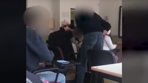 Golpea a alumno por preguntar si puede quitarse el cubrebocas