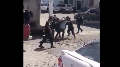 Captan forcejeo entre vendedores y polic&iacute;as municipales 