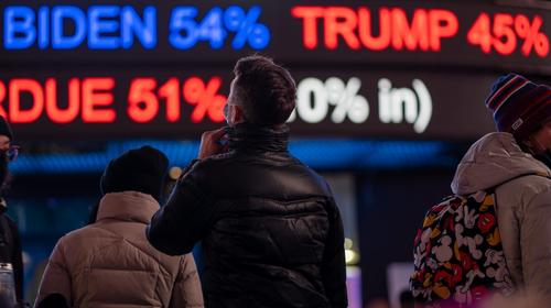 Trump y Biden con ajustados resultados en polarizadas elecciones