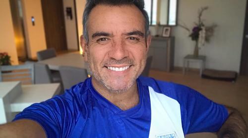 Héctor Sandarti recuerda su época de cantante y relanza su disco