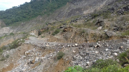 Camión queda atrapado en derrumbe en cerro Los Chorros (video)