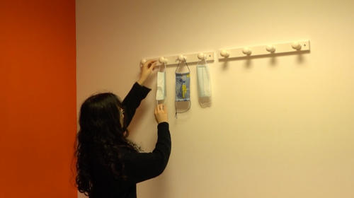 ¿Es correcto colgar las mascarillas en la entrada de tu casa?