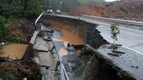 Eta: Carretera se parte en dos por saturación de suelos