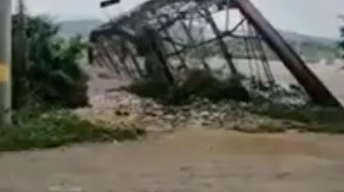Las impresionantes imágenes de un puente siendo arrastrado