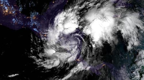 Eta se fortalece y amenaza con convertirse en Tormenta Tropical